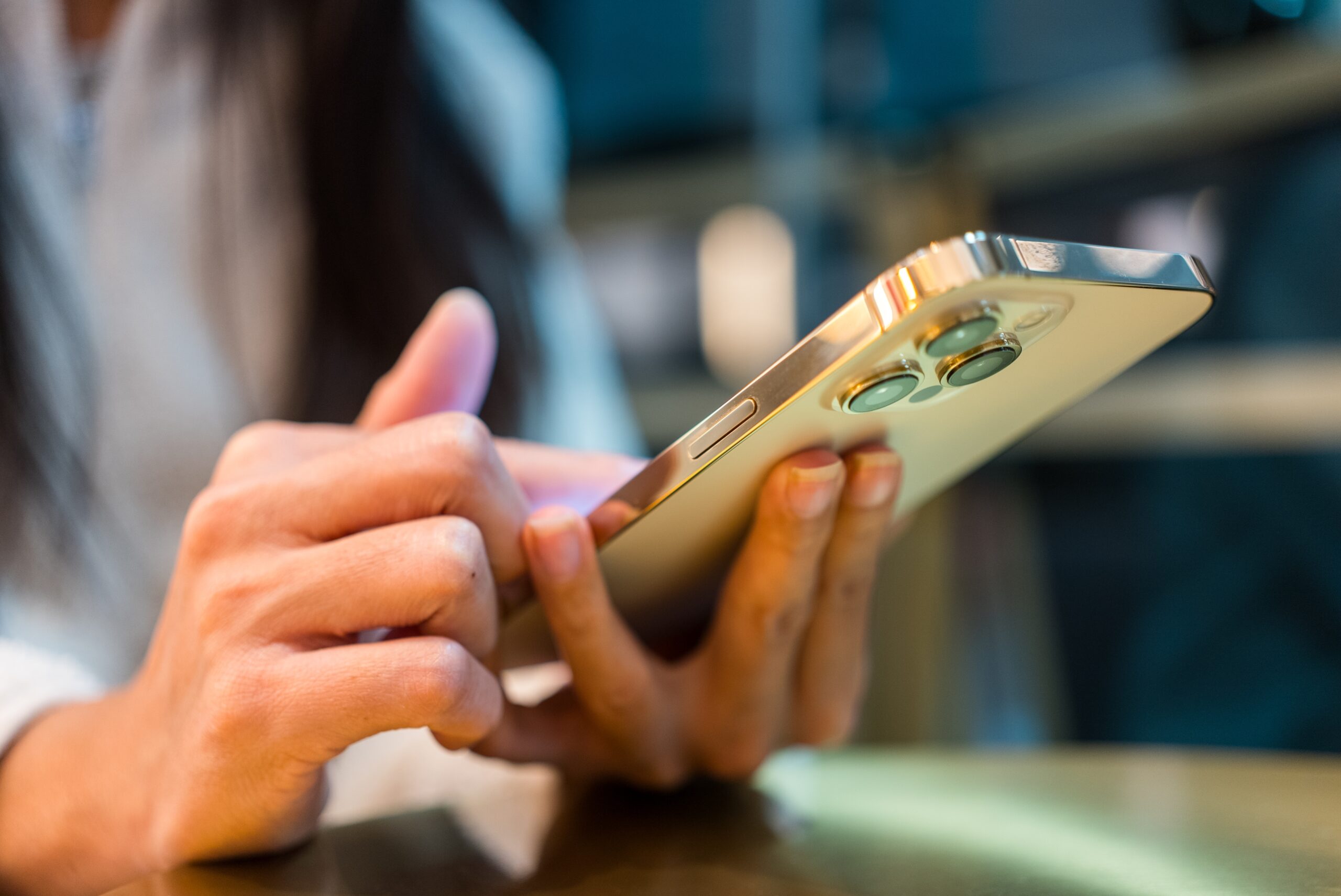 Close,Up,Of,Woman,Use,Of,Mobile,Phone